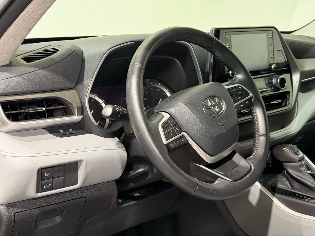 Thumbnail: 2022 Toyota Highlander - 17