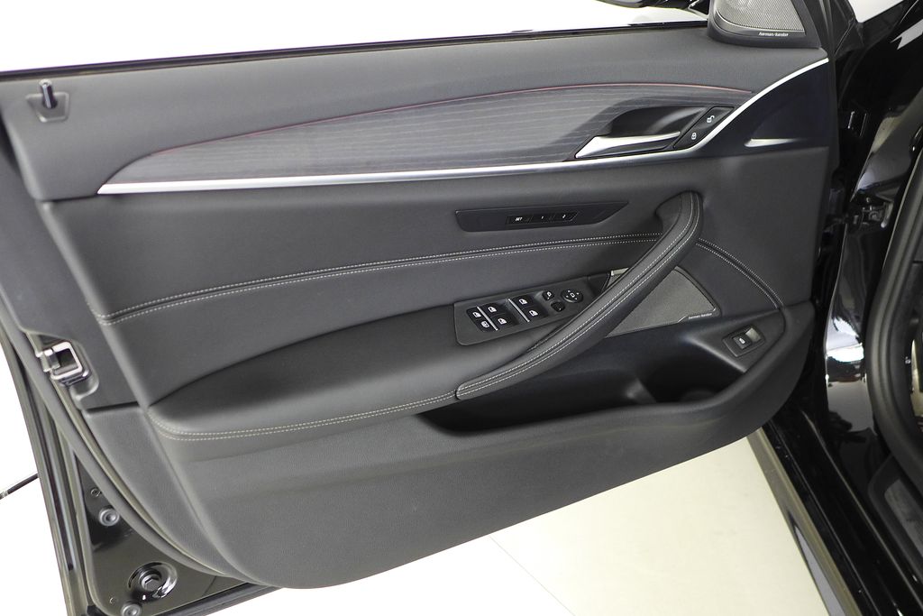 Thumbnail: 2022 BMW 5 Series - 11