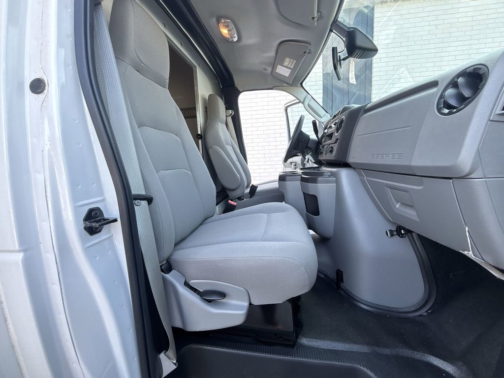 New 2024 Oxford White Ford E-350 SRW image 24