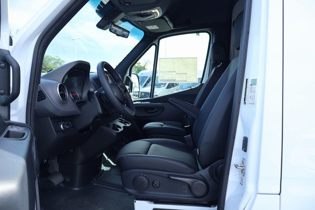 Thumbnail: 2025 Mercedes-Benz Sprinter - 6