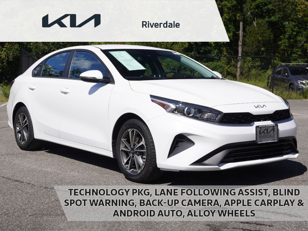 Snow White Pearl 2023 Kia Forte Sedan Front-Wheel Drive Continuously Variable Transmission