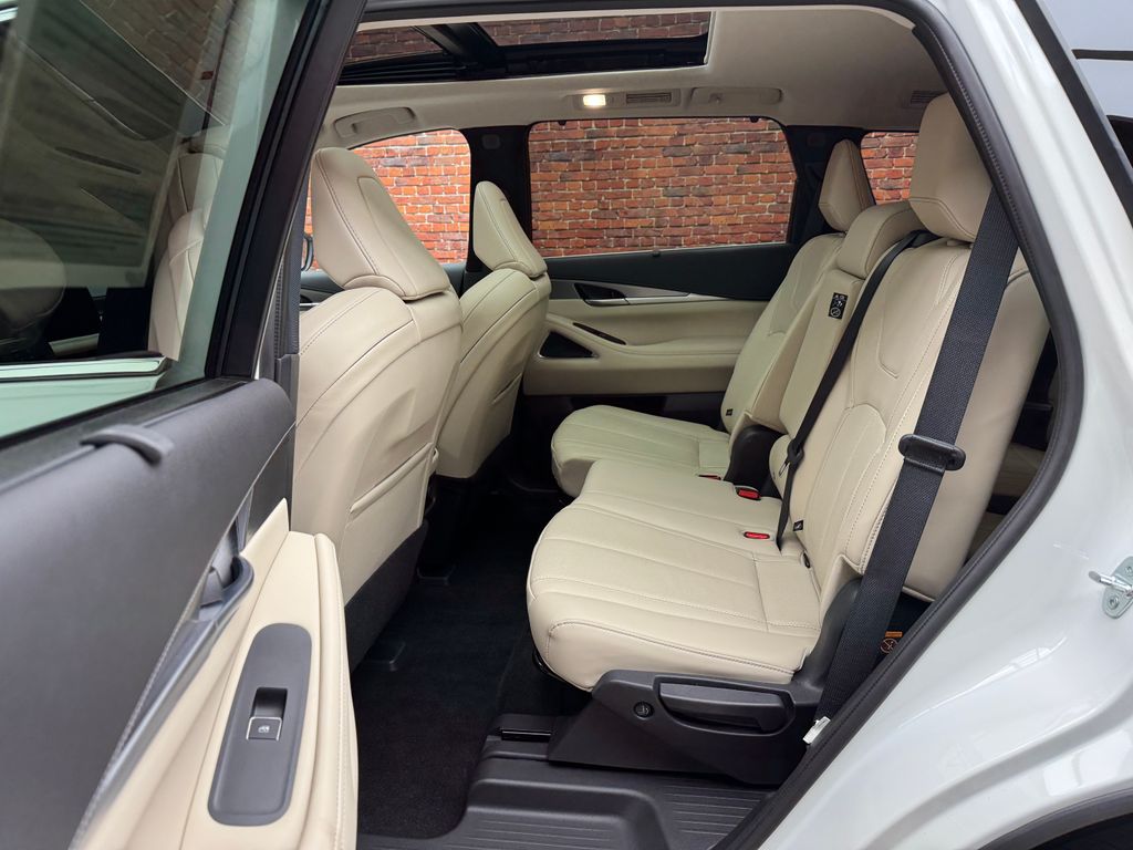 Used 2024 White INFINITI LUXE image 24