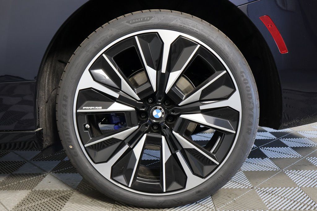 Thumbnail: 2026 BMW iX - 10