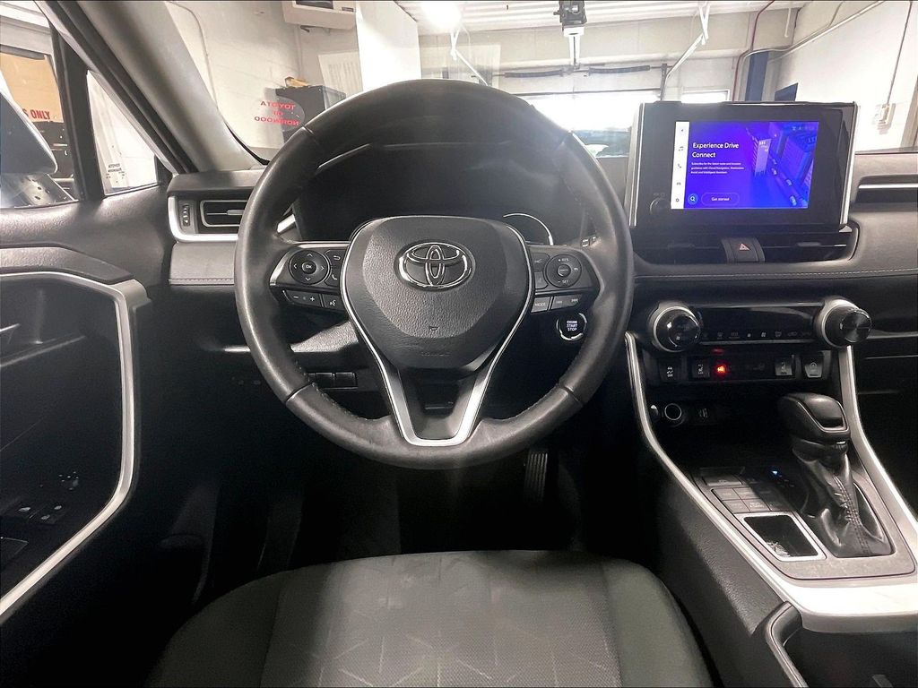 2024 Toyota RAV4 — photo 17