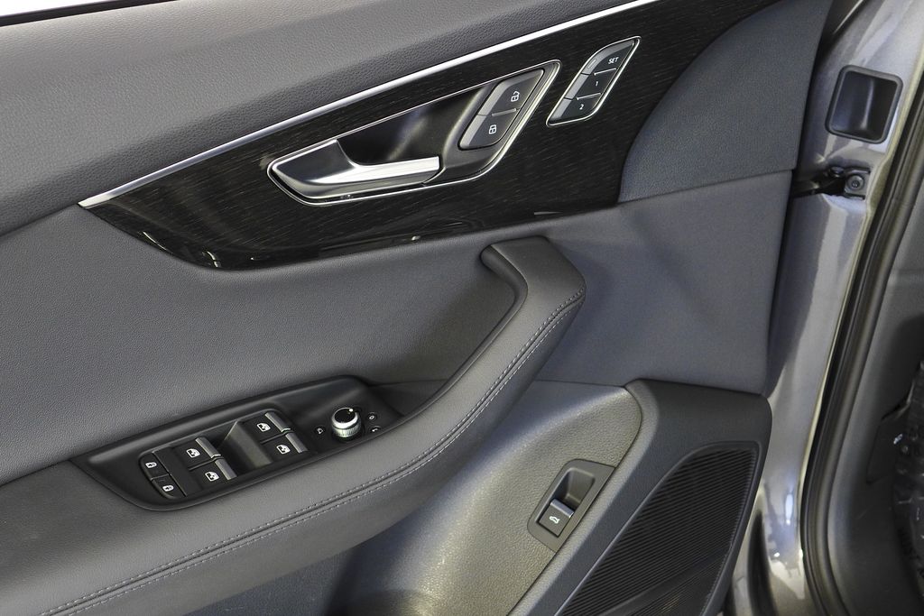 Thumbnail: 2023 Audi Q7 - 12