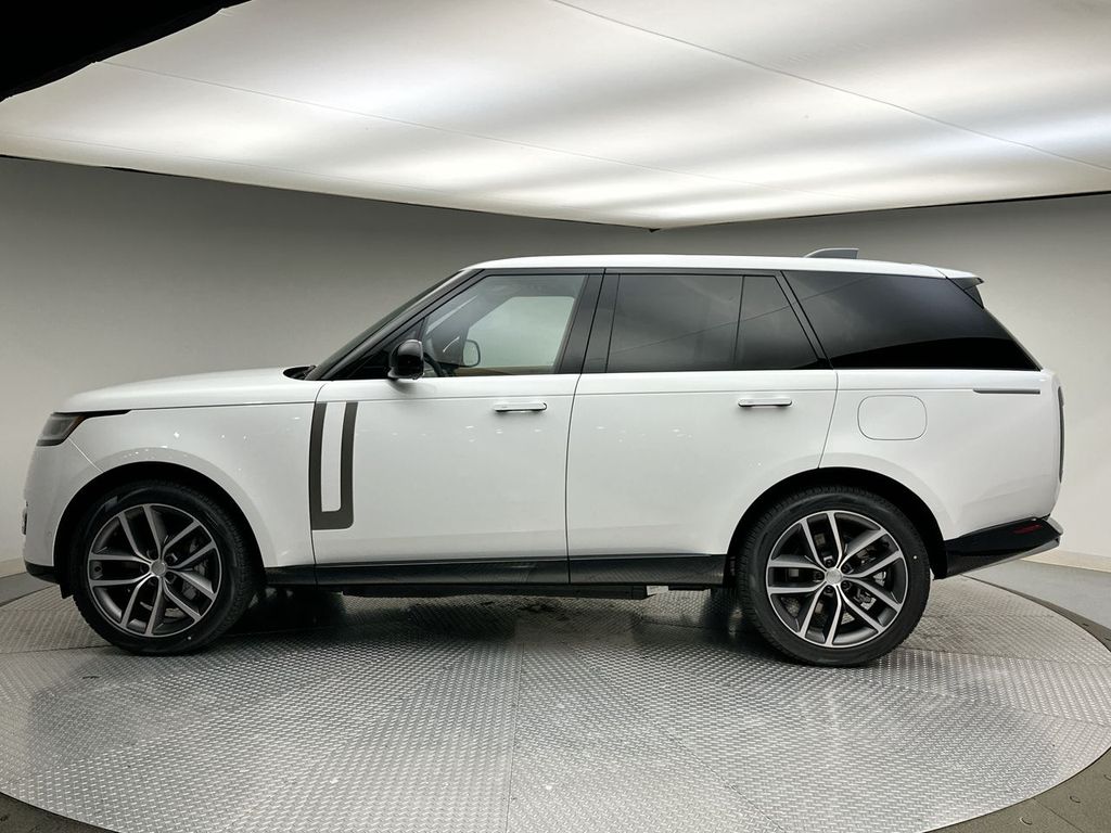 2025 Land Rover Range Rover SE 2