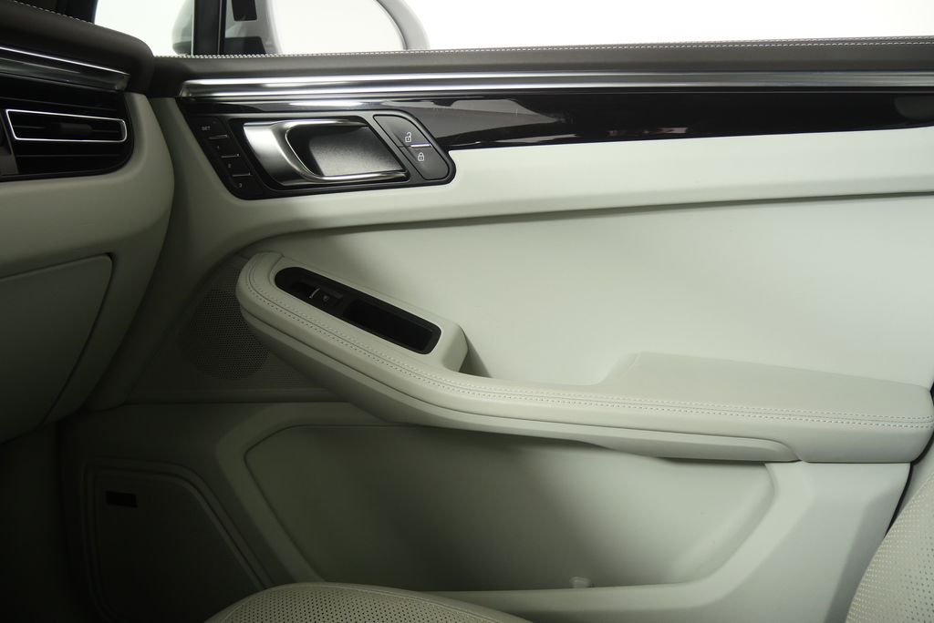 Thumbnail: 2021 Porsche Macan - 28