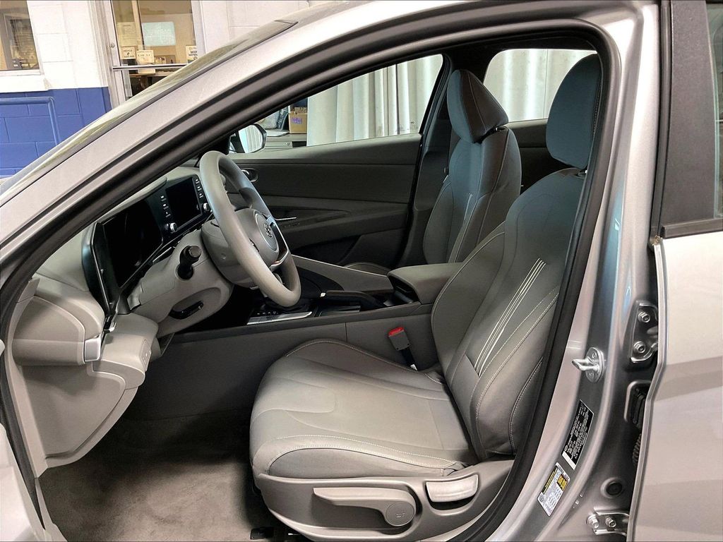 2023 Hyundai Elantra — photo 10