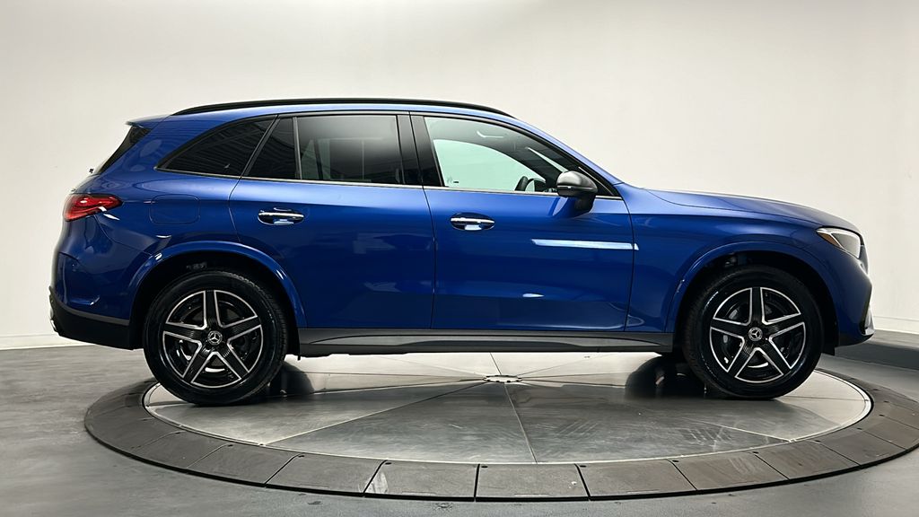 2025 Mercedes-Benz GLC 300 8