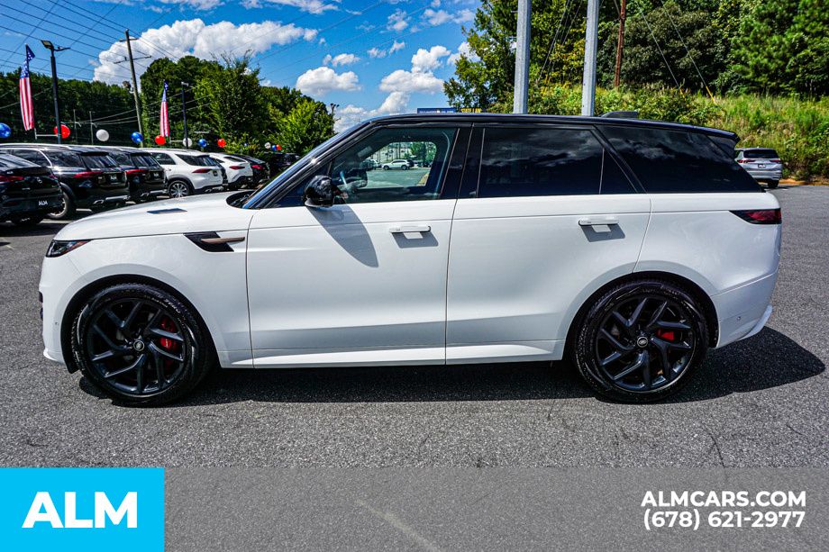 Used 2023 White Land Rover SE Dynamic image 6
