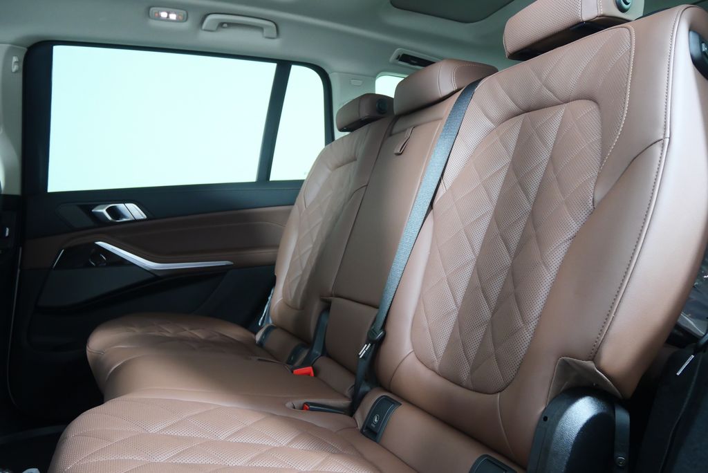 Thumbnail: 2026 BMW X7 - 15