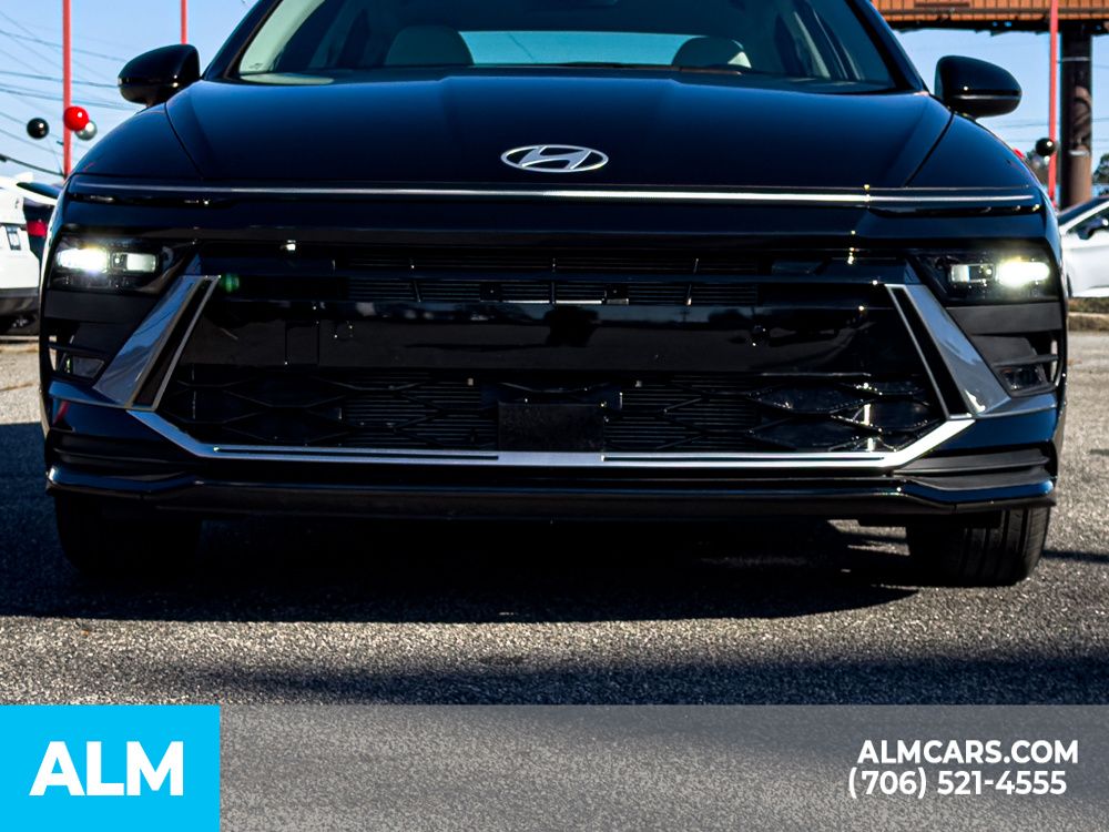 Certified Used 2025 Black Hyundai SE image 5