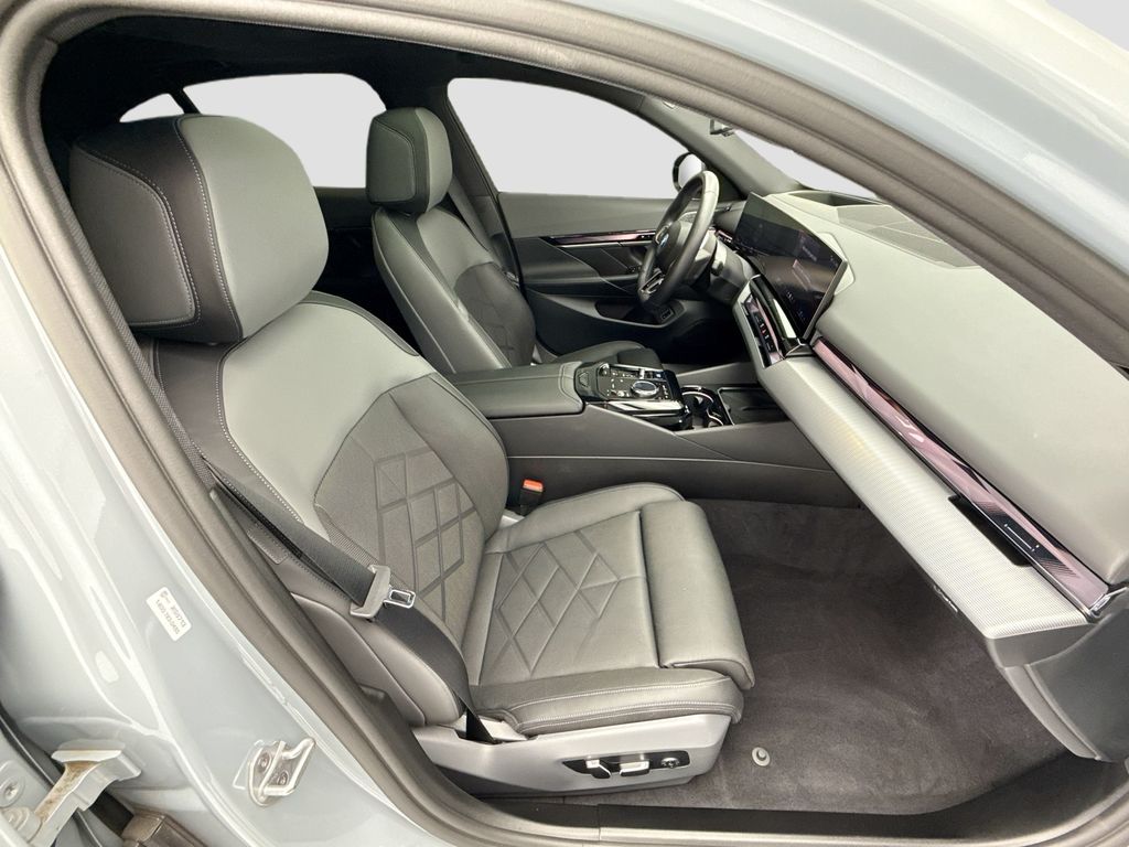 Thumbnail: 2026 BMW i5 - 19