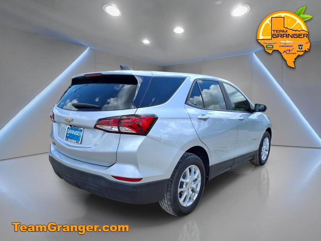 View vehicle photo 4