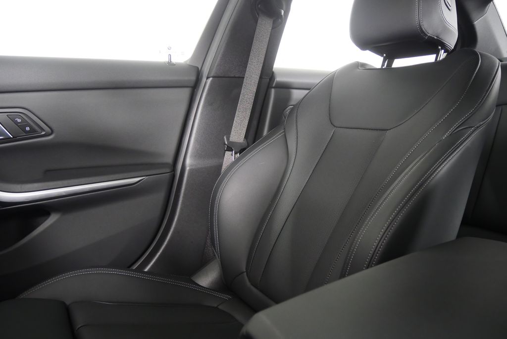 Thumbnail: 2025 BMW 3 Series - 25