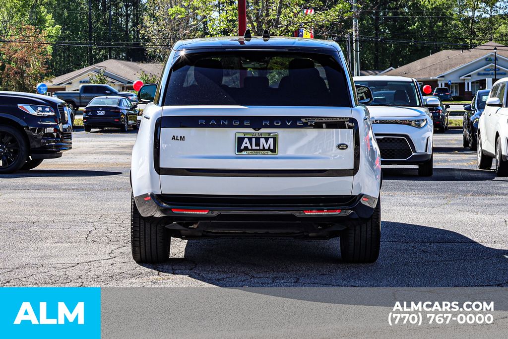 Used 2023 White Land Rover SE image 12