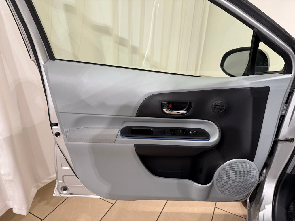 Thumbnail: 2013 Toyota Prius c - 15