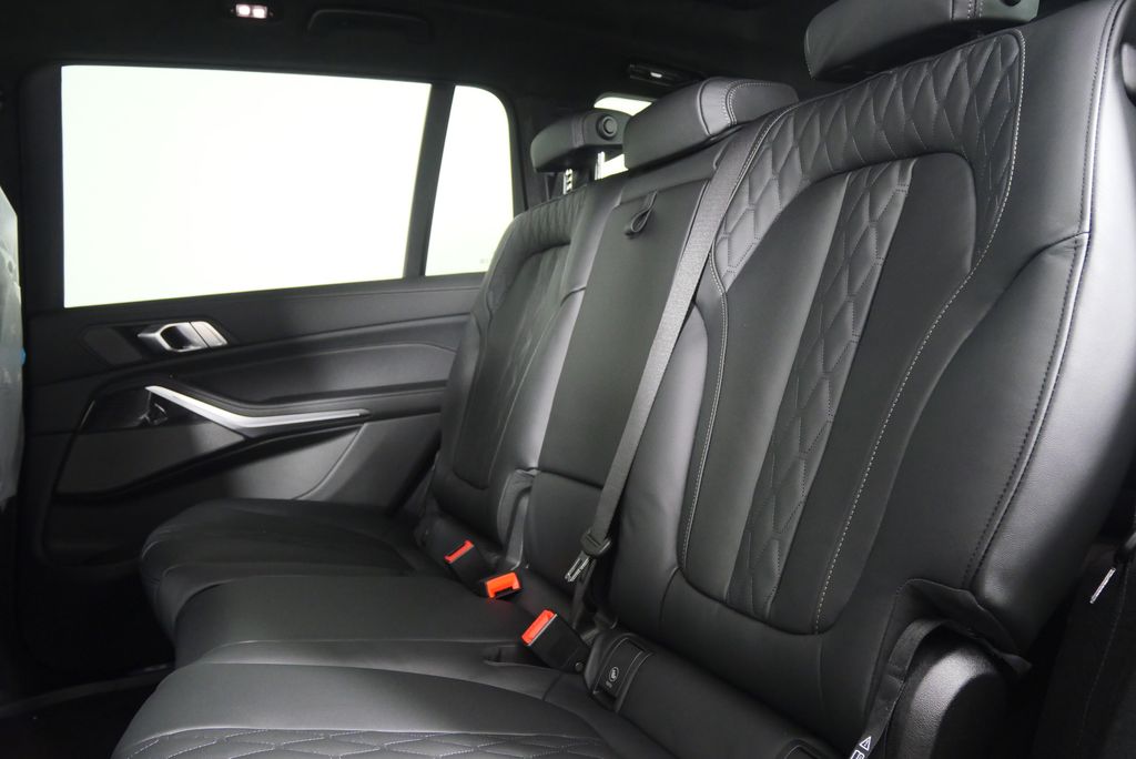 Thumbnail: 2026 BMW X7 - 16