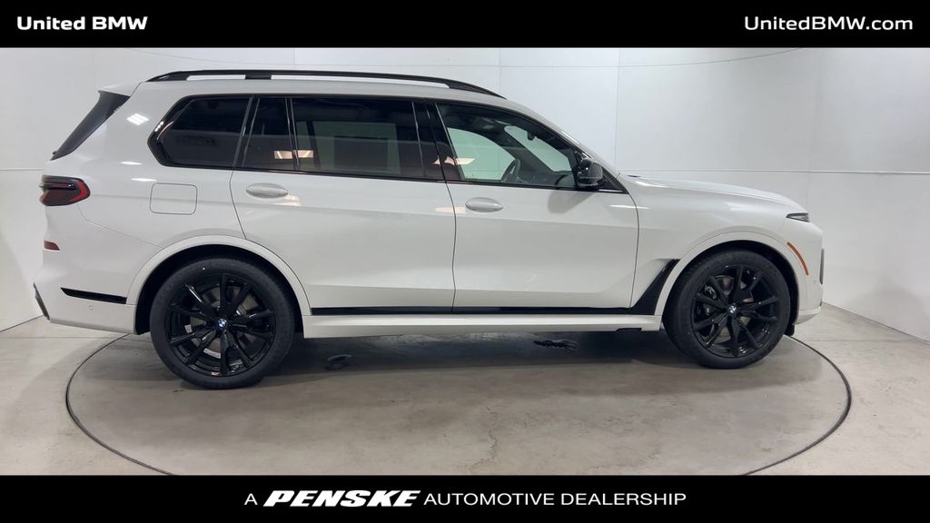 2025 BMW X7 M60i 9