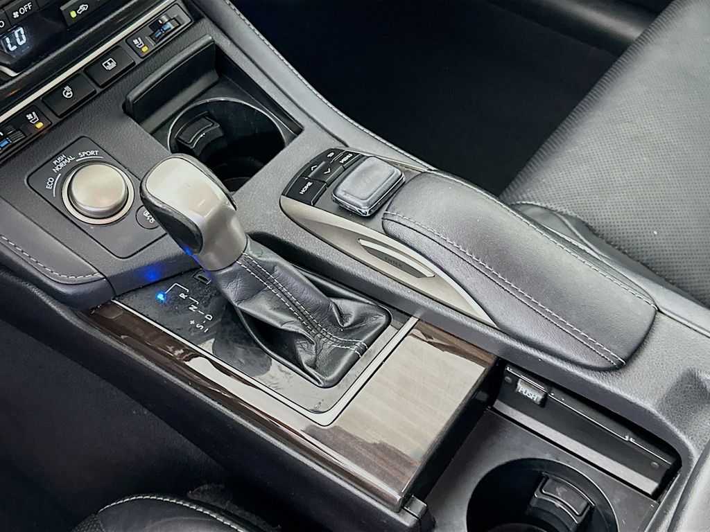 Thumbnail: 2017 Lexus ES - 17