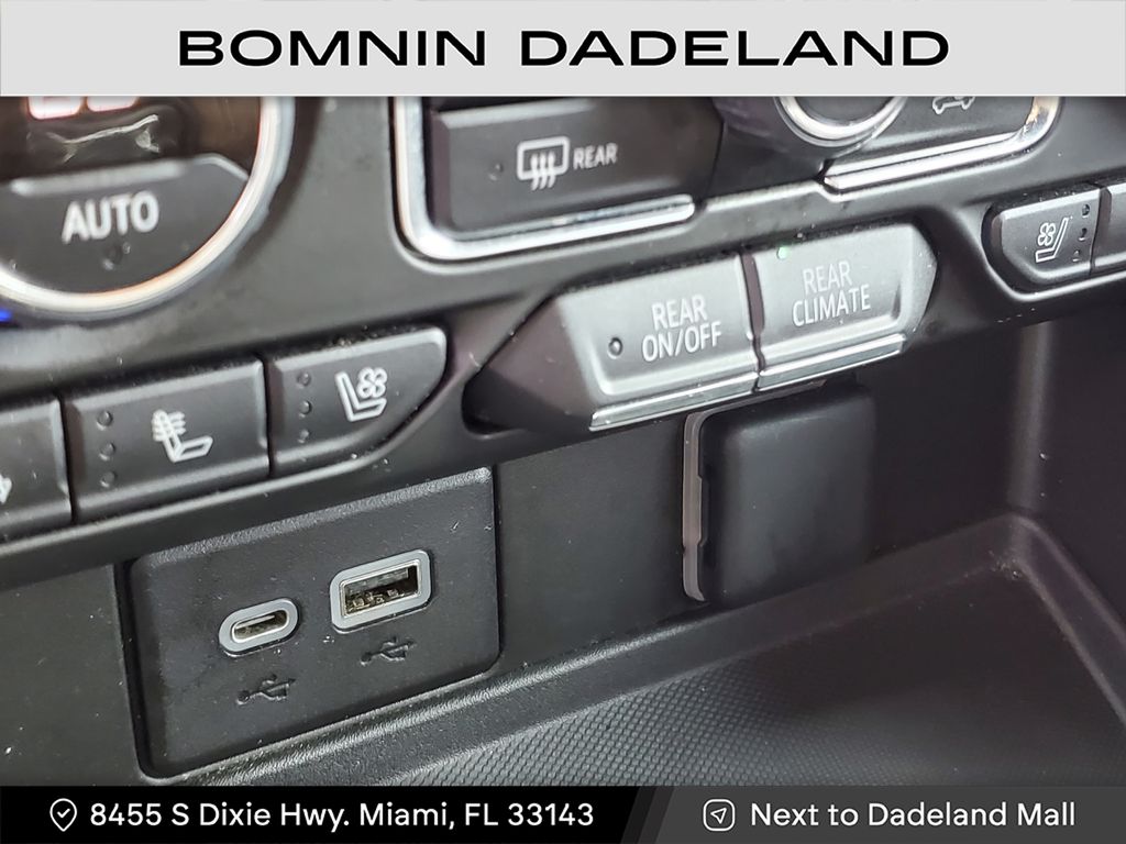 2022 Chevrolet Suburban High Country photo