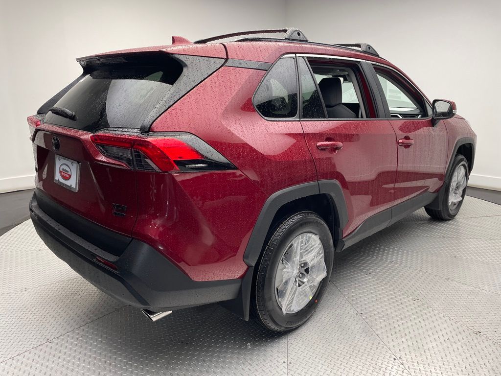 2025 Toyota RAV4 XLE 5