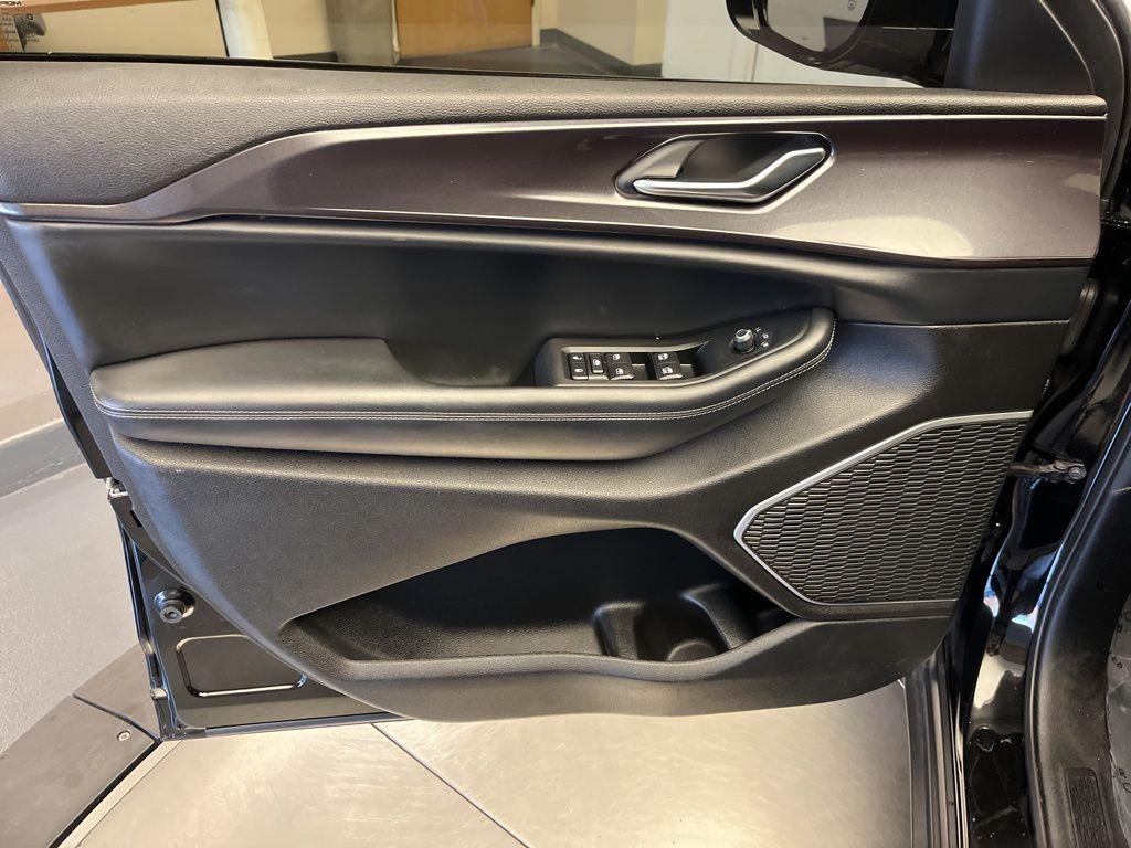 Thumbnail: 2022 Jeep Grand Cherokee - 11