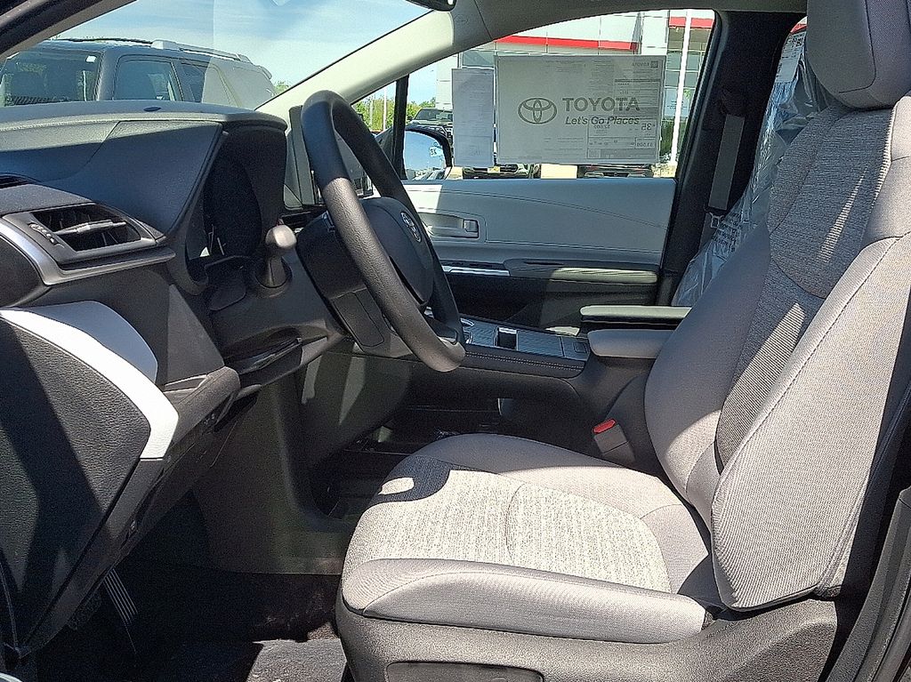 2025 Toyota Sienna LE 8