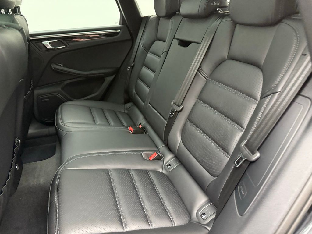 Thumbnail: 2026 Porsche Macan - 27