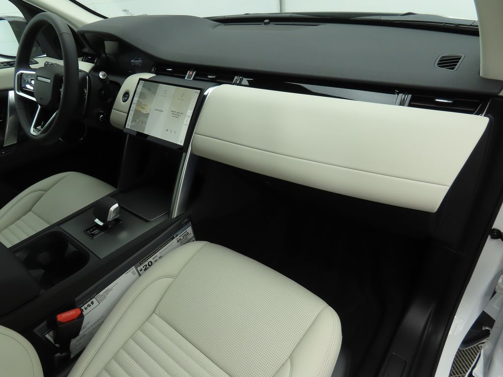 Thumbnail: 2024 Land Rover Discovery Sport - 17