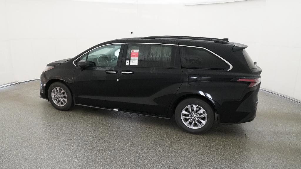 Thumbnail: 2026 Toyota Sienna - 3
