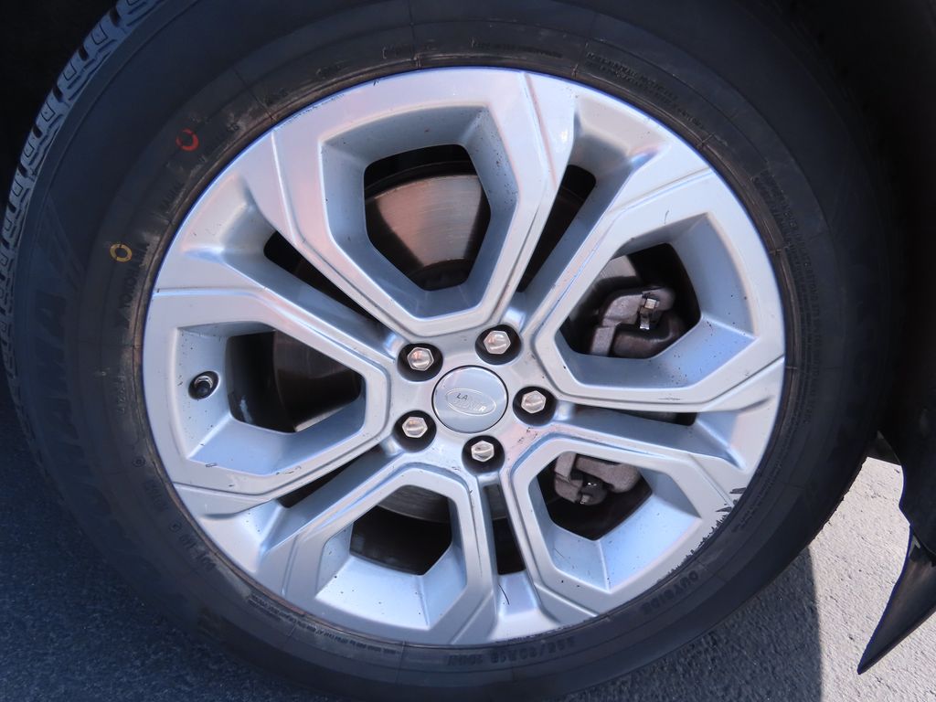 Thumbnail: 2021 Land Rover Discovery Sport - 18