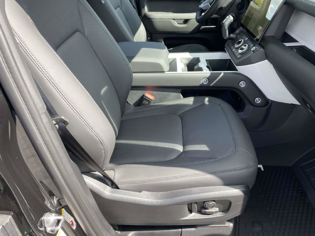 New 2026 Black Land Rover X-Dynamic SE image 19