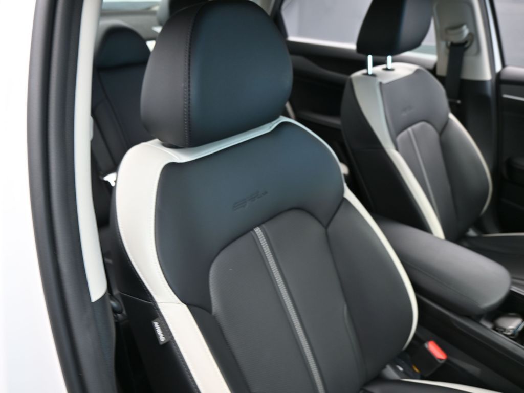 New 2025 Snow White Pearl Kia LXS image 37