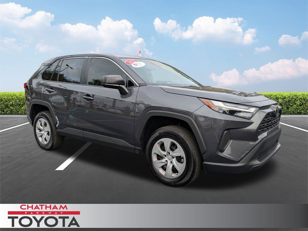 2025 Toyota RAV4 LE's photo