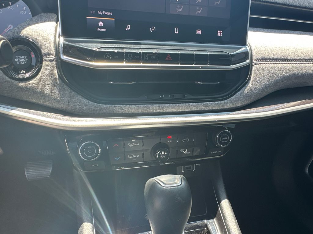 Used 2023 Black Jeep Latitude Lux image 30