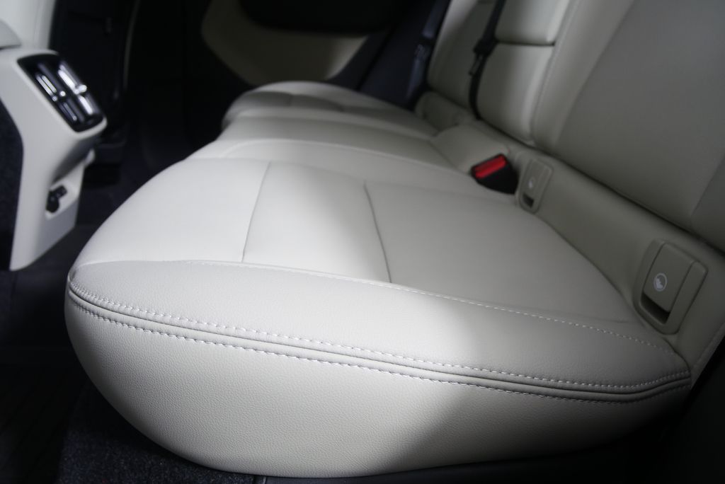 Thumbnail: 2025 Volvo XC40 - 13