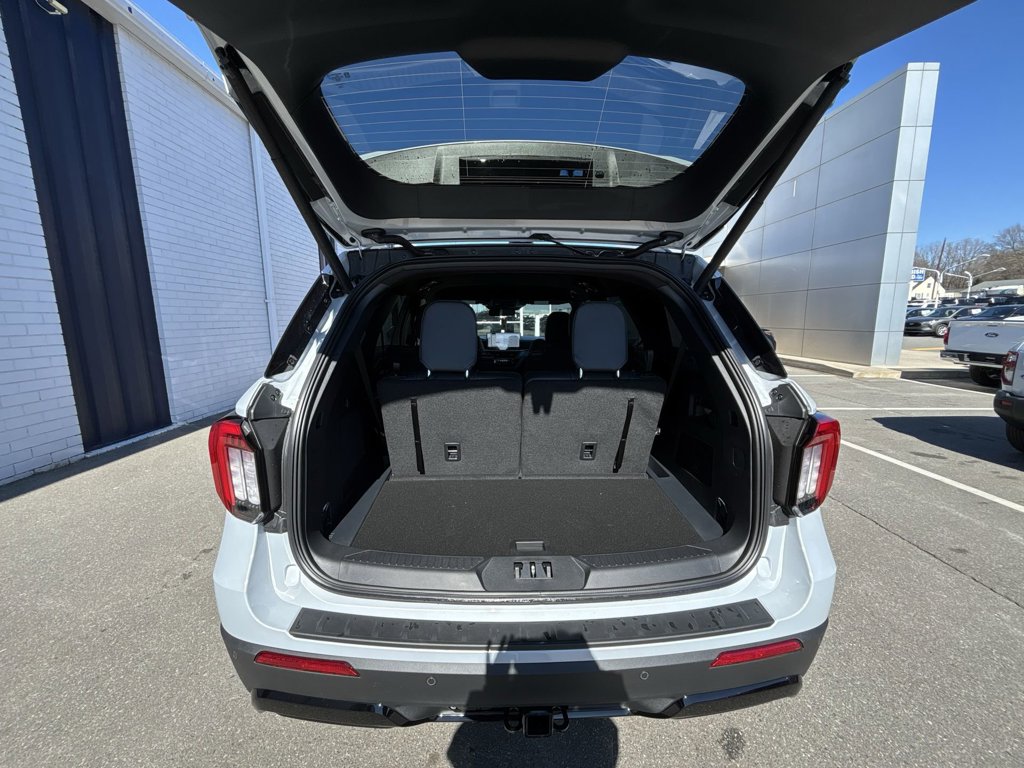 New 2026 Space White Metallic Ford ST-Line image 21