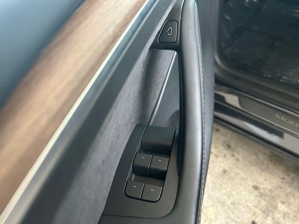 Used 2024  Tesla  image 34