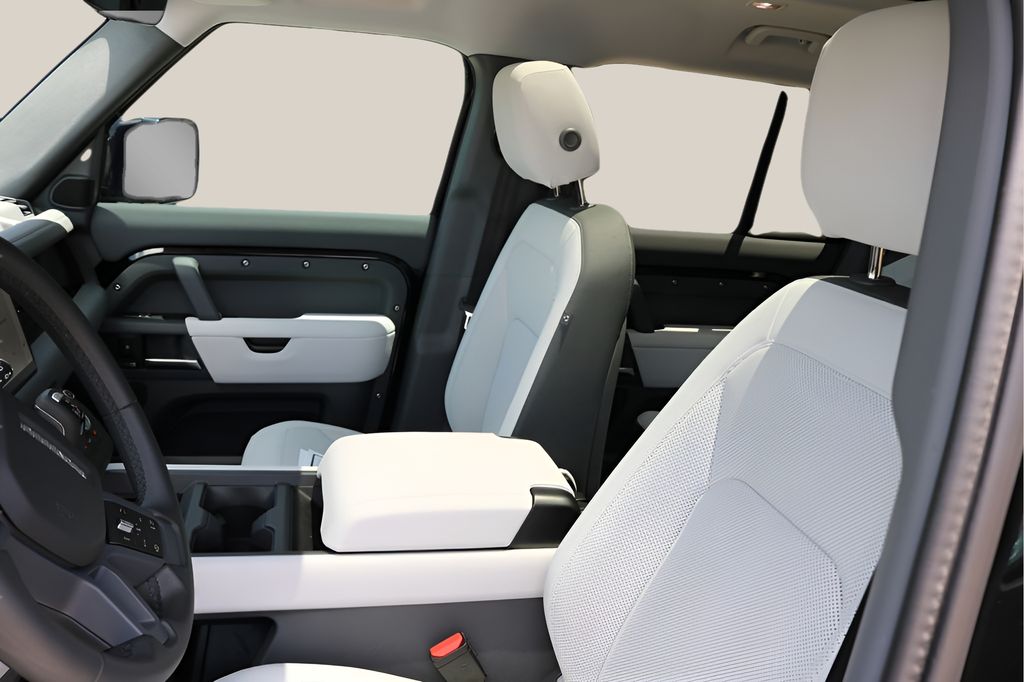 Used 2025  Land Rover X-Dynamic SE image 13