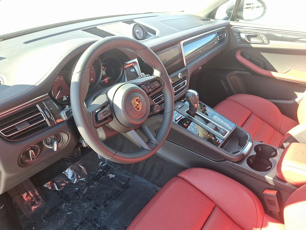 Thumbnail: 2026 Porsche Macan - 4