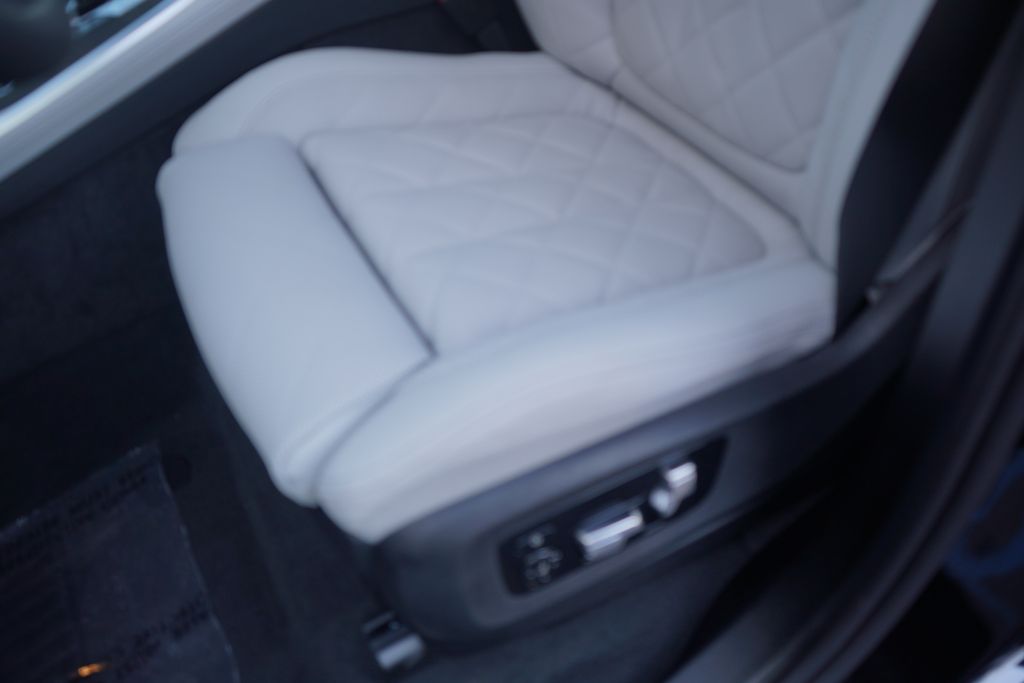 Thumbnail: 2026 BMW X7 - 10