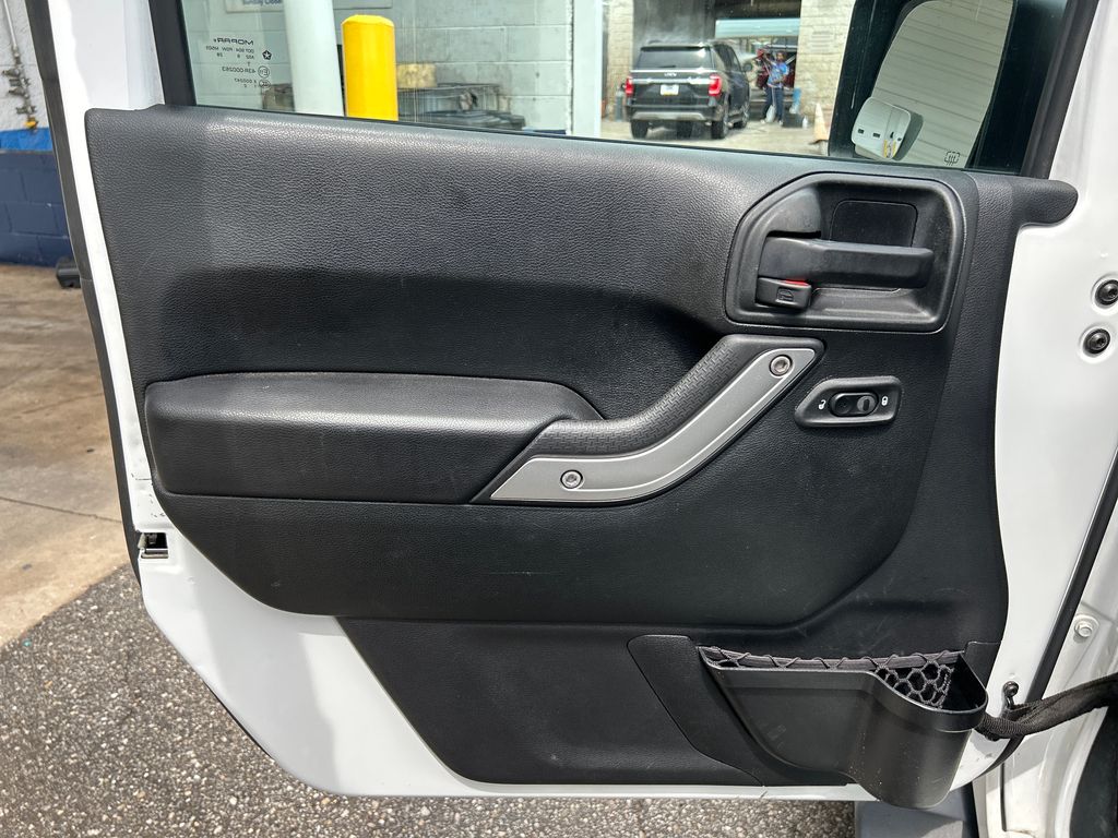 Used 2018 White Jeep Unlimited Sahara image 8
