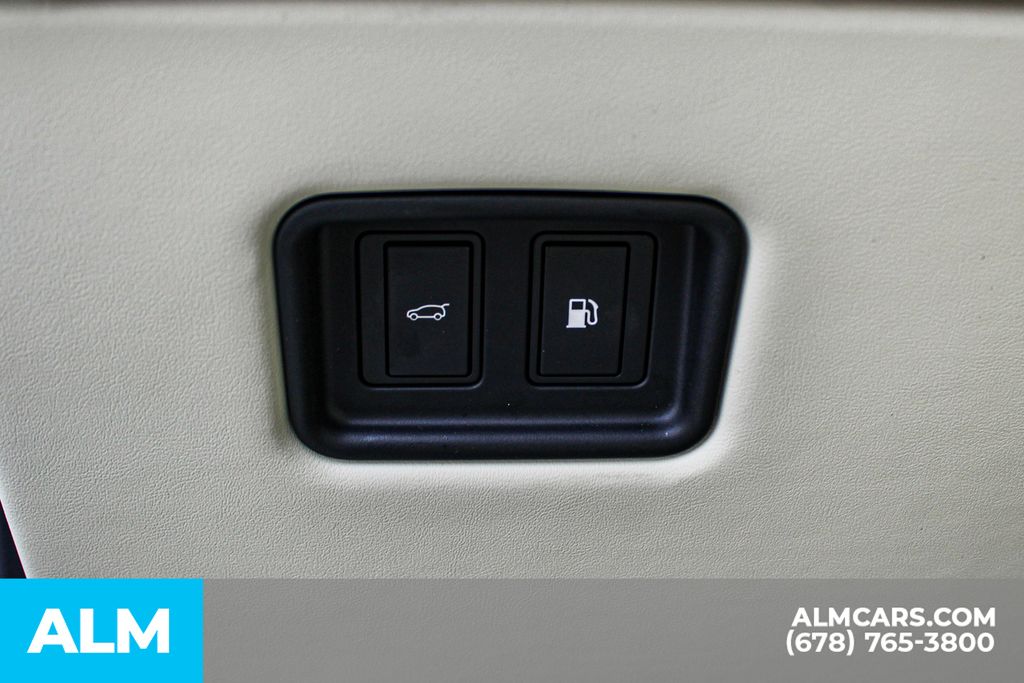 Used 2025 Gray Land Rover SE image 31
