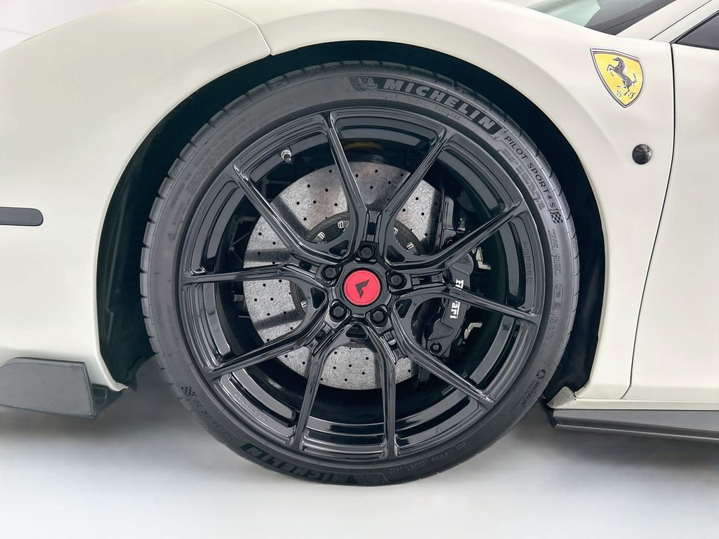 Used 2018 Bianco Avus Ferrari  image 25
