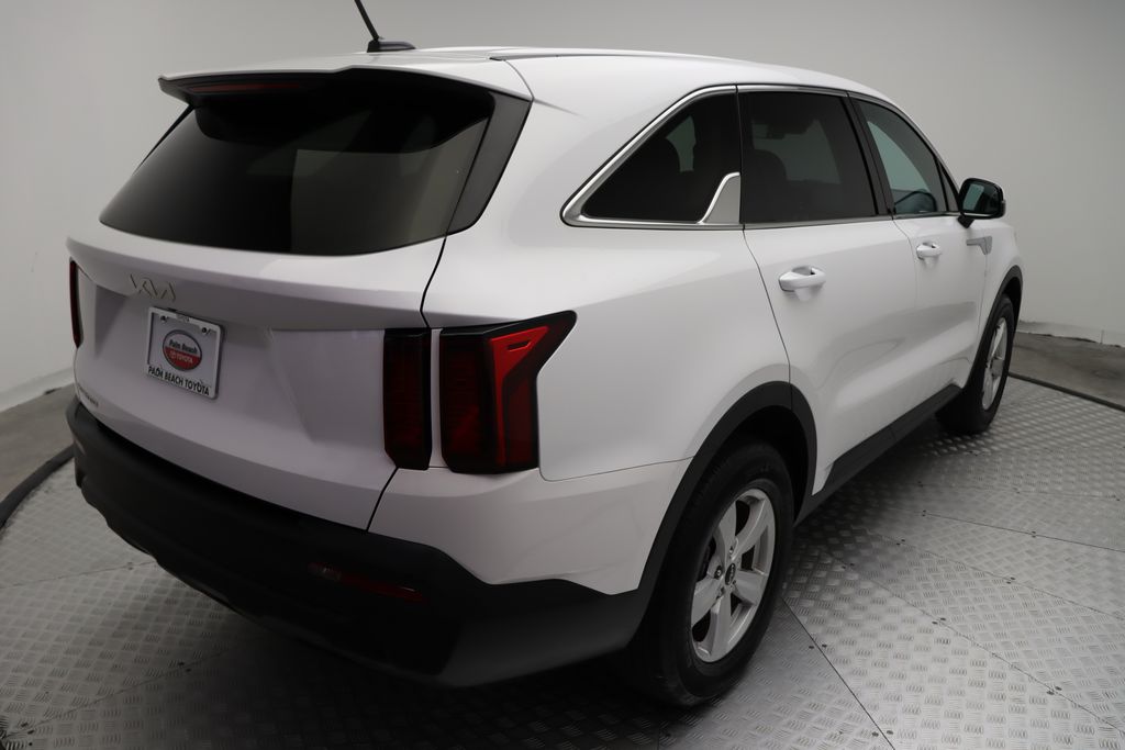 Thumbnail: 2023 Kia Sorento - 8
