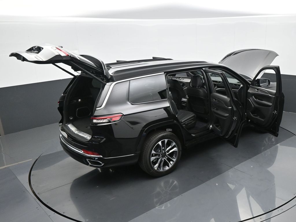 New 2025 Diamond Black Crystal Pearlcoat Jeep Overland image 62