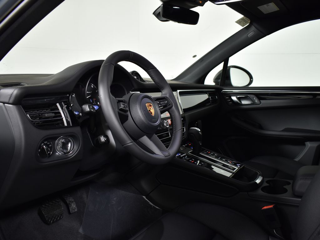 Thumbnail: 2026 Porsche Macan - 4