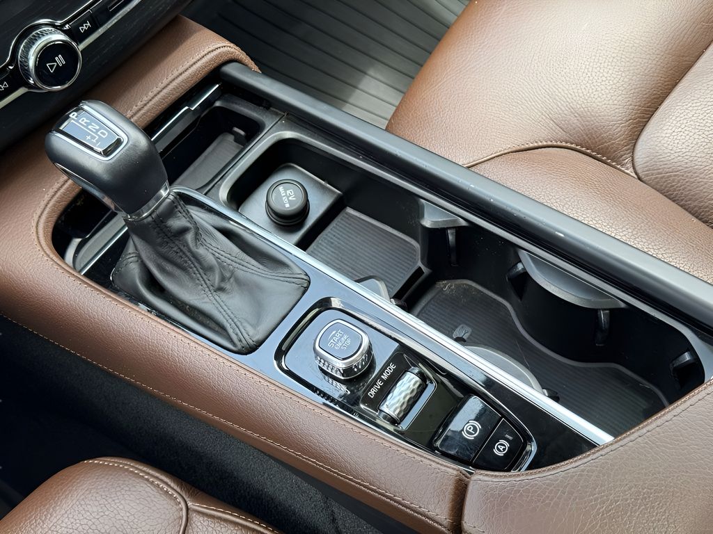 Used Car 2020 Volvo Xc90  T6 Momentum For Sale Under $30,000 In Austin, Texas