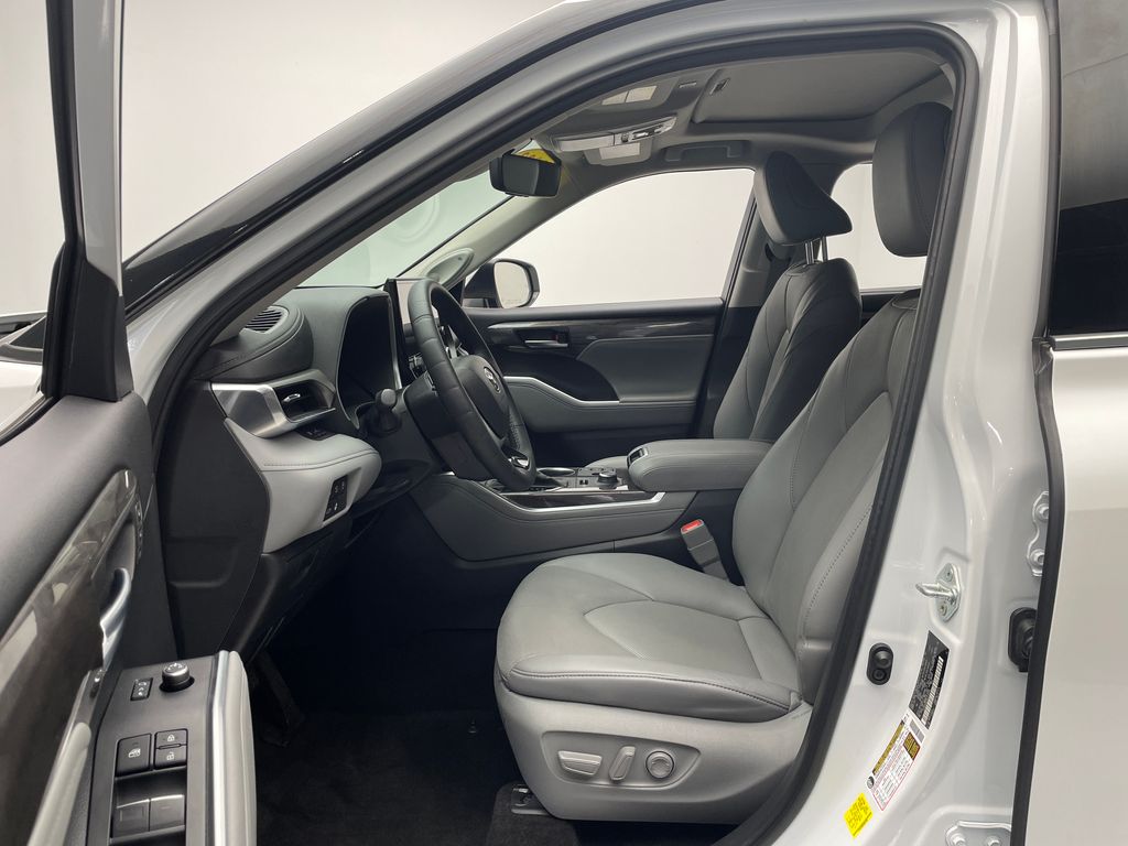 Thumbnail: 2023 Toyota Highlander - 12